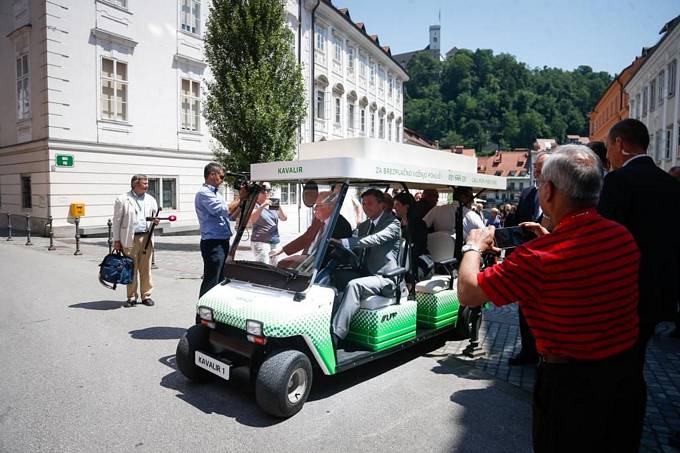 Slovenian president Borut Pahor and Minister-President of the Free State of Bavaria Horst Seehofer set off for the Presidential Palace by “Kavalir”, an electric car